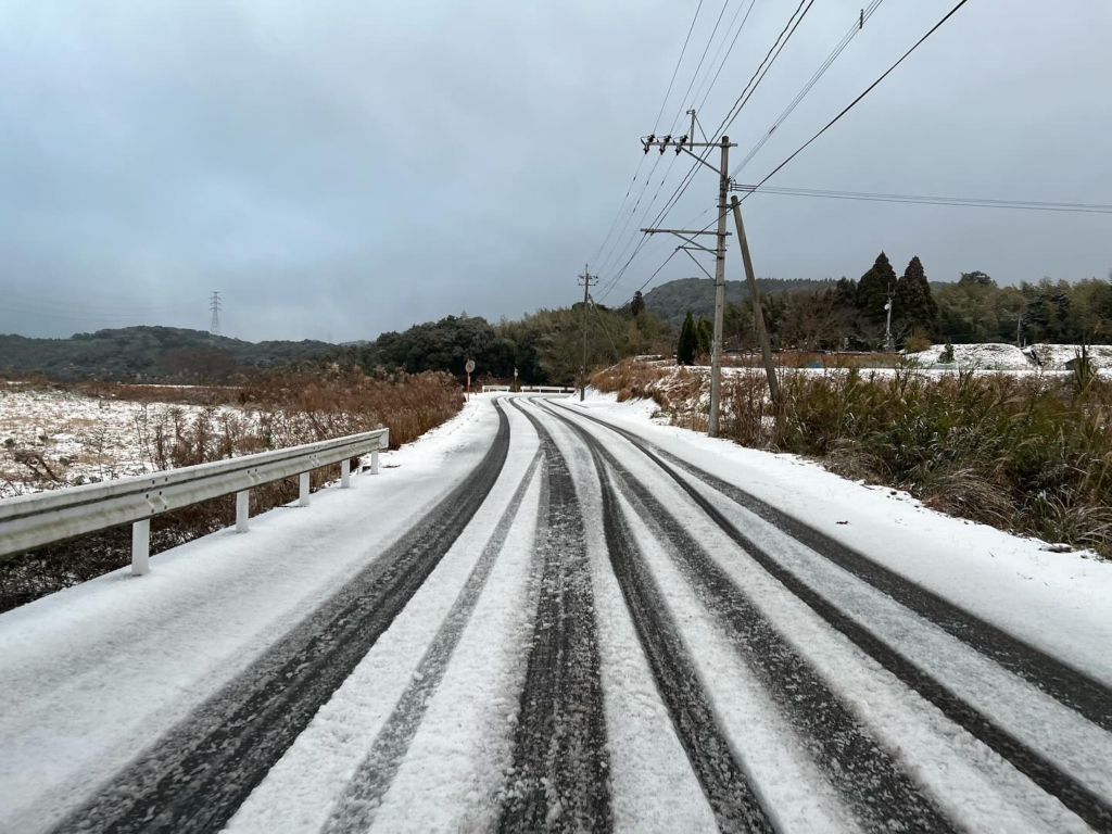 山間部では積雪が見られますので、通行の際は気を付けて運転してください。